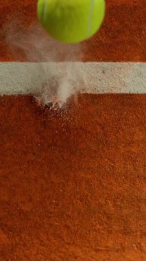 Süper Yavaş Hareket Detaylı Tenis Topu Atışı Clay Court 'a çarptı. Yüksek Hız Sineması Kamerası 'nda 1.000 fps hızla çekilmiştir.