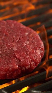 Kükreyen Alevlerle Kıymalı Bifteğin Yavaş Hareketi. 1000 FPS 'te Yüksek Hız Sineması Kamerası' nda çekildi. .