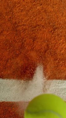 Süper Yavaş Hareket Detaylı Tenis Topu Atışı Clay Court 'a çarptı. Yüksek Hız Sineması Kamerası 'nda 1.000 fps hızla çekilmiştir.