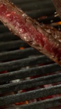 Kükreyen Alevlerle Kıymalı Bifteğin Yavaş Hareketi. 1000 FPS 'te Yüksek Hız Sineması Kamerası' nda çekildi. .