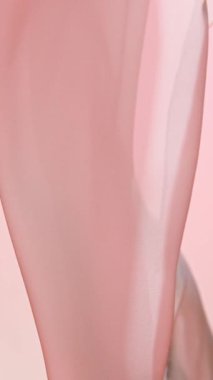 Pastel rengi şeffaf ipek kumaş rüzgarla akıyor, süper yavaş çekim. Yüksek hızlı sinematik kamerada 1000 fps hızla çekilmiştir..