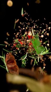 Uçan Karışık Baharatların Süper Yavaş Çekimi. Yüksek hızlı sinema kamerası, 1000fps .