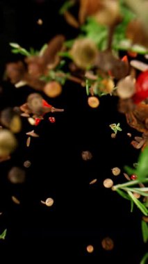 Uçan Karışık Baharatların Süper Yavaş Çekimi. Yüksek hızlı sinema kamerası, 1000fps .