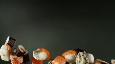 Süper Yavaş Çekim Taze Suşi Havada Uçuyor. Yüksek Hız Sineması Kamerası 'nda 1.000 fps hızla çekilmiştir. .