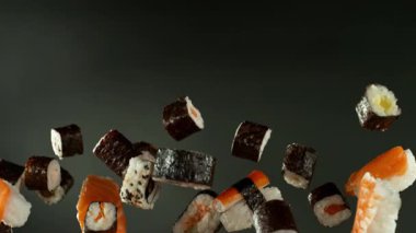 Süper Yavaş Çekim Taze Suşi Havada Uçuyor. Yüksek Hız Sineması Kamerası 'nda 1.000 fps hızla çekilmiştir. .