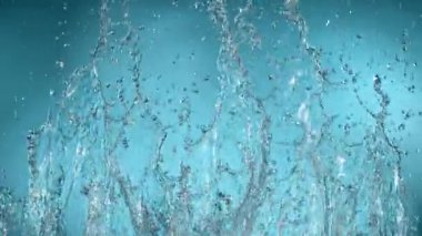 Açık mavi arkaplanda yavaş su sıçratma, yüksek hızlı sinematik kamera 1000 FPS