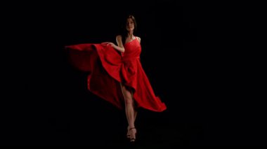 Siyah Arkaplan Karşısında Kırmızı Elbiseli Esmer Kadın. Süper Yavaş Çekimde Yüksek Hız Sineması Kamerasında Çekim
