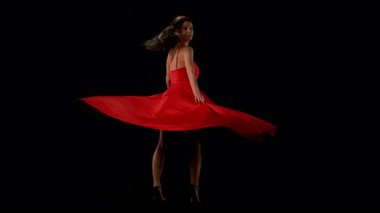 Siyah Arkaplan Karşısında Kırmızı Elbiseli Esmer Kadın. Süper Yavaş Çekimde Yüksek Hız Sineması Kamerasında Çekim