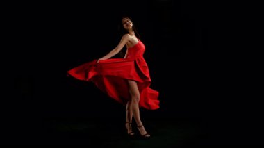 Siyah Arkaplan Karşısında Kırmızı Elbiseli Esmer Kadın. Süper Yavaş Çekimde Yüksek Hız Sineması Kamerasında Çekim