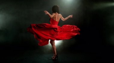 Siyah Arkaplan Karşısında Kırmızı Elbiseli Esmer Kadın. Süper Yavaş Çekimde Yüksek Hız Sineması Kamerasında Çekim