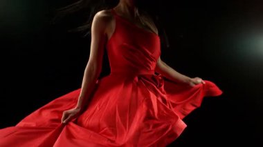 Siyah Arkaplan Karşısında Kırmızı Elbiseli Esmer Kadın. Süper Yavaş Çekimde Yüksek Hız Sineması Kamerasında Çekim