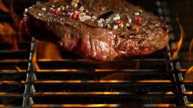 Kükreyen Alevlerle Düşen Bifteğin Yavaş Hareketi. 1000 FPS 'te Yüksek Hız Sineması Kamerası' nda çekildi. .