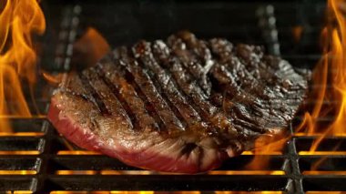 Yavaş Etli Biftek Izgara ve Kükreyen Alevler. 1000 FPS 'te Yüksek Hız Sineması Kamerası' nda çekildi. .