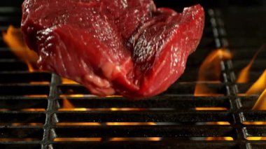 Yavaş Düşen Çiğ Biftek ve Kükreyen Alevler. 1000 FPS 'te Yüksek Hız Sineması Kamerası' nda çekildi. .