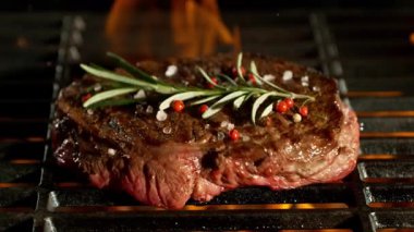 Kükreyen Alevlerle Düşen Bifteğin Yavaş Hareketi. 1000 FPS 'te Yüksek Hız Sineması Kamerası' nda çekildi. .