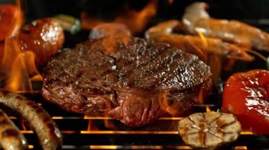Yavaş Etli Biftek Izgara ve Kükreyen Alevler. 1000 FPS 'te Yüksek Hız Sineması Kamerası' nda çekildi. .