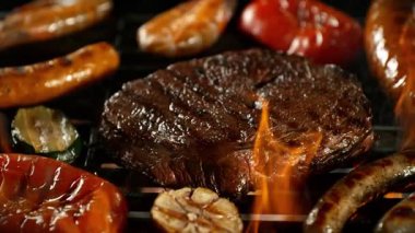Slow Motion of Beef Steak on a Grill with Roaring Flames , Camera Move . 1000 FPS 'te Yüksek Hız Sineması Kamerası' nda çekildi. .