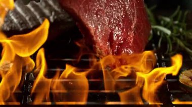Yavaş Dönen Çiğ Biftek Kükreyen Alevli Izgarada. 1000 FPS 'te Yüksek Hız Sineması Kamerası' nda çekildi. .