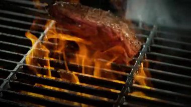 Yavaş Dönen Biftek Izgarada Kükreyen Alevlerle. 1000 FPS 'te Yüksek Hız Sineması Kamerası' nda çekildi. .