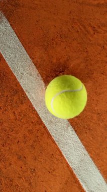 Süper Yavaş Hareket Detaylı Tenis Topu Atışı Clay Court 'a çarptı. Yüksek Hız Sineması Kamerası 'nda 1.000 fps hızla çekilmiştir.
