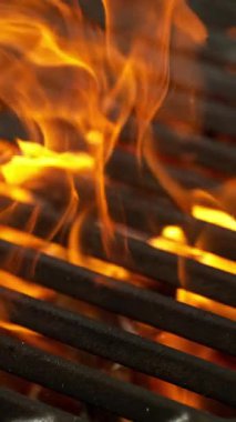 Yavaş Etli Biftek Izgara ve Kükreyen Alevler. 1000 FPS 'te Yüksek Hız Sineması Kamerası' nda çekildi. .