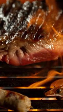 Kükreyen Alevlerle Düşen Bifteğin Yavaş Hareketi. 1000 FPS 'te Yüksek Hız Sineması Kamerası' nda çekildi. .