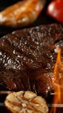 Slow Motion of Beef Steak on a Grill with Roaring Flames , Camera Move . 1000 FPS 'te Yüksek Hız Sineması Kamerası' nda çekildi. .