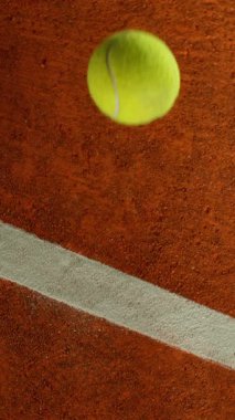 Süper Yavaş Hareket Detaylı Tenis Topu Atışı Clay Court 'a çarptı. Yüksek Hız Sineması Kamerası 'nda 1.000 fps hızla çekilmiştir.