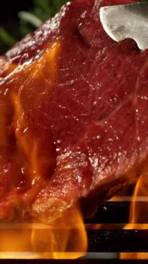 Yavaş Dönen Biftek Izgarada Kükreyen Alevlerle. 1000 FPS 'te Yüksek Hız Sineması Kamerası' nda çekildi. .