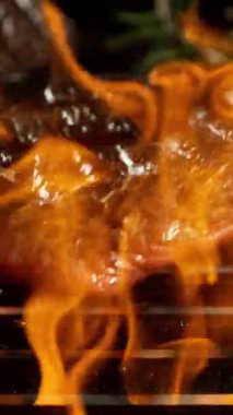 Yavaş Dönen Biftek Izgarada Kükreyen Alevlerle. 1000 FPS 'te Yüksek Hız Sineması Kamerası' nda çekildi. .