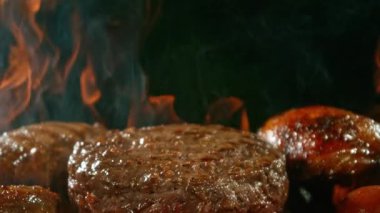 Kükreyen Alevlerle Mangalda Mangal Et Yavaş Hareketi. Kamera Hareketi, Yüksek Hız Sinema Kamerası 'nda 1000 FPS' de çekildi. .