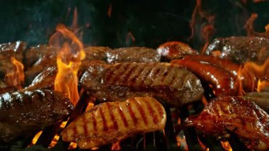 Kükreyen Alevlerle Mangalda Mangal Et Yavaş Hareketi. Kamera Hareketi, Yüksek Hız Sinema Kamerası 'nda 1000 FPS' de çekildi. .