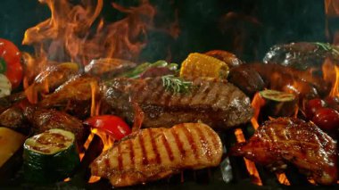 Kükreyen Alevlerle Mangalda Mangal Et Yavaş Hareketi. Kamera Hareketi, Yüksek Hız Sinema Kamerası 'nda 1000 FPS' de çekildi. .