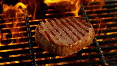 Kükreyen Alevlerle Mangalda Mangal Et Yavaş Hareketi. Kamera Hareketi, Yüksek Hız Sinema Kamerası 'nda 1000 FPS' de çekildi. .