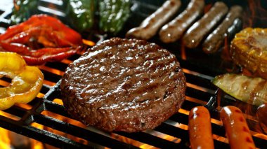 Barbekü Izgarasında Kükreyen Alevlerle Tatlandırıcı Etlerin Yakın Çekimi