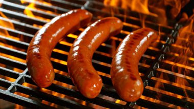 Barbekü Izgarası 'nda Kükreyen Alevli Lezzetli Sosislerin Yakın Çekimi