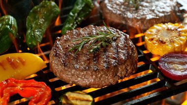Barbekü Izgarasında Kükreyen Alevlerle Tatlandırıcı Etlerin Yakın Çekimi