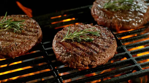 Barbekü Izgarasında Kükreyen Alevli Biftek 'in yakın çekimi