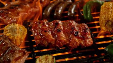 Kükreyen Alevlerle Mangalda Mangal Et Yavaş Hareketi. Kamera Hareketi, Yüksek Hız Sinema Kamerası 'nda 1000 FPS' de çekildi. .