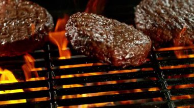 Kükreyen Alevlerle Mangalda Mangal Et Yavaş Hareketi. Kamera Hareketi, Yüksek Hız Sinema Kamerası 'nda 1000 FPS' de çekildi. .