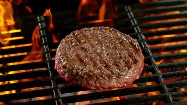 Kükreyen Alevlerle Izgaradaki Yavaş Et Hareketi. Kamera Hareketi, Yüksek Hız Sinema Kamerası 'nda 1000 FPS' de çekildi. .