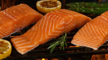 Kükreyen Alevli Izgarada Lezzetli Somon Bifteği