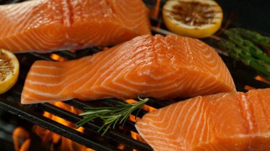 Kükreyen Alevli Izgarada Lezzetli Somon Bifteği