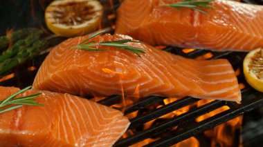 Kükreyen Alevli Izgarada Lezzetli Somon Bifteği