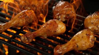 Kükreyen Alevlerle Izgarada Lezzetli Tavuk Bacakları Süper Yavaş Hareketi