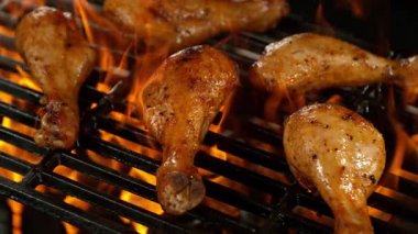 Kükreyen Alevlerle Izgarada Lezzetli Tavuk Bacakları Süper Yavaş Hareketi