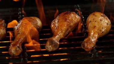 Kükreyen Alevlerle Izgarada Lezzetli Tavuk Bacakları Süper Yavaş Hareketi