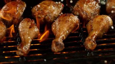 Kükreyen Alevlerle Izgarada Lezzetli Tavuk Bacakları Süper Yavaş Hareketi