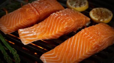 Kükreyen Alevli Izgarada Somon Bifteğinin Süper Yavaş Hareketi