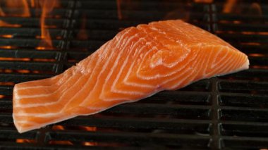 Kükreyen Alevli Izgarada Somon Bifteğinin Süper Yavaş Hareketi